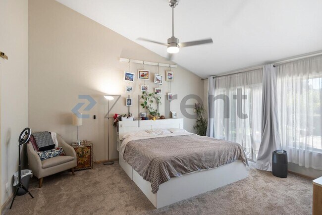 Building Photo - Unit