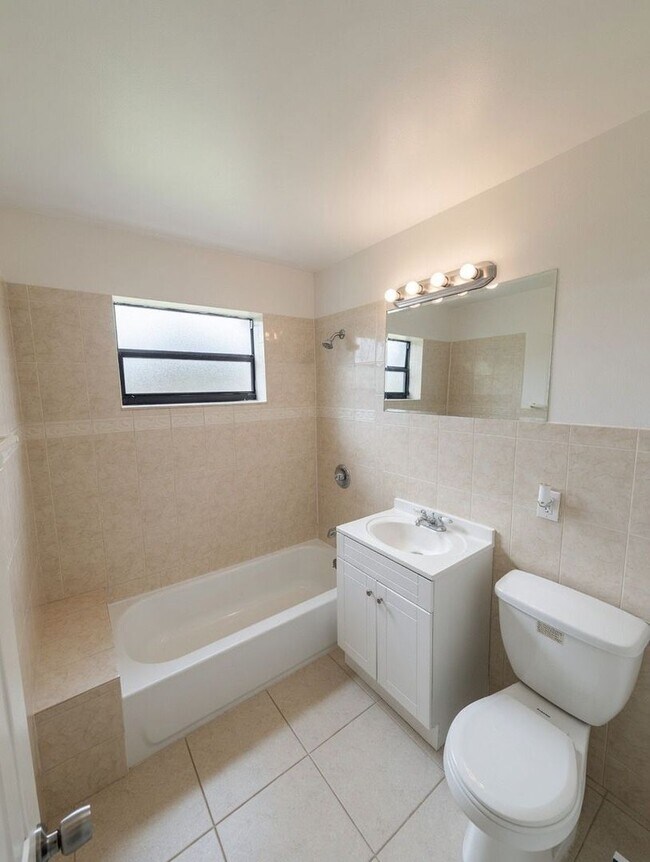 Building Photo - 3/2 Single family house - Move-in ready single-family home in an unbeatable location!