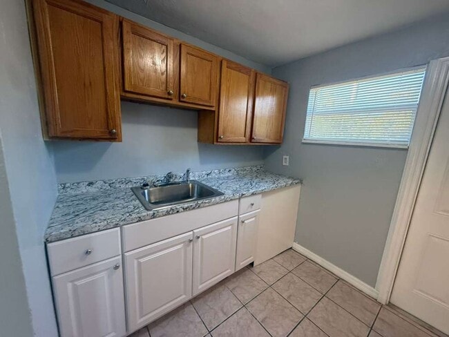 Building Photo - Cozy 3/1 House | Apply for FREE This Holiday Season!