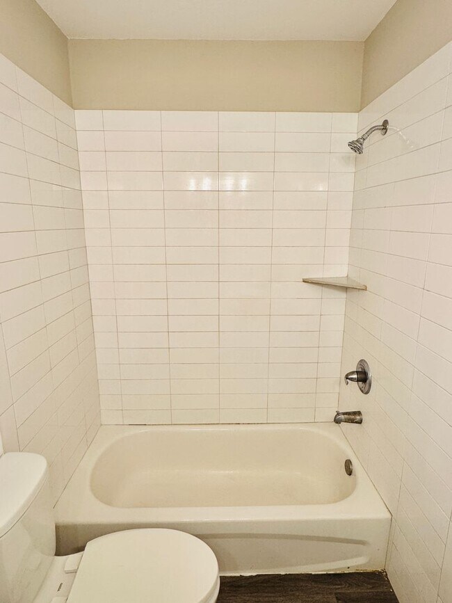 Building Photo - Freshly Renovated 4-Bedroom Retreat!