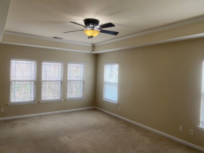 Building Photo - In the Heart of The Hill