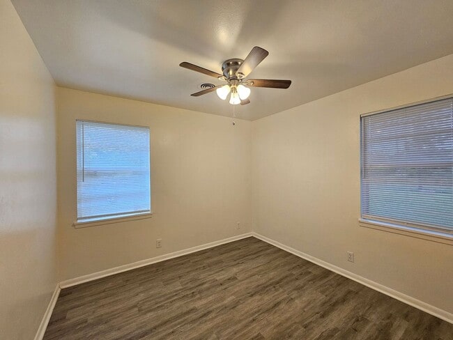 Building Photo - HUGE RENT REDUCTION AND $99 MOVE IN SPECIAL!