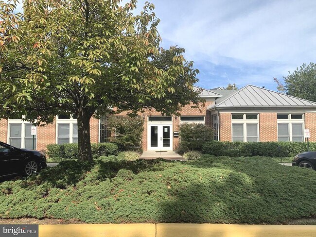 Building Photo - 1701 Lake Shore Crest Dr