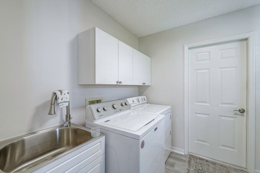 Building Photo - 1204 Rojas Pl