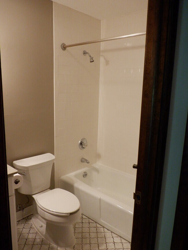 Building Photo - 787 Farmington Ave