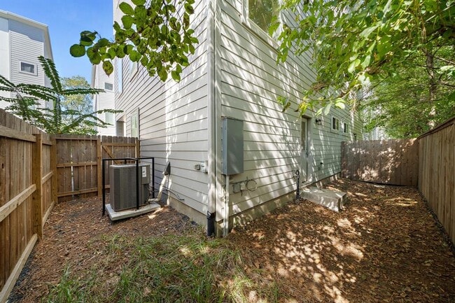Building Photo - 4810 Martin Oaks Ln