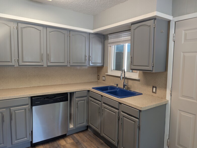 Building Photo - 2804 Catalina Dr