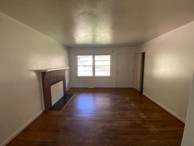 Building Photo - 1640 Lincoln Dr