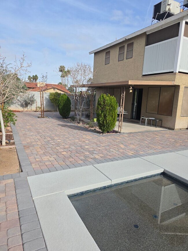 Building Photo - Beautiful 4 bed/ 3 bath POOL Home For Rent