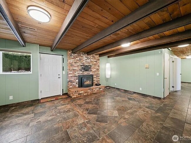 Building Photo - Luxury Home with Views, Maintained Pool and Yard. 5Bed, 3 Bath Great Location