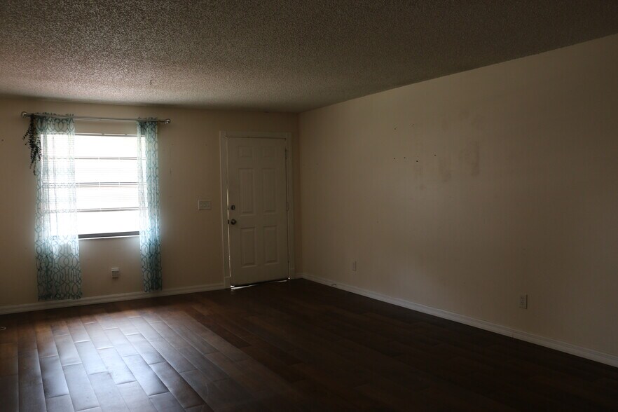 living room. - 3175 Phoenix Ave