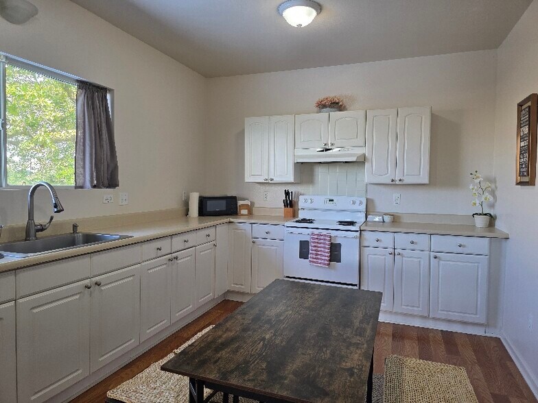 Primary Photo - 83 Anuenue St