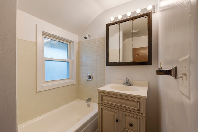 Building Photo - Spacious 3 Bedroom 1 Bath House Located in...