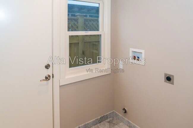 Building Photo - 5606 Dolphin Pl