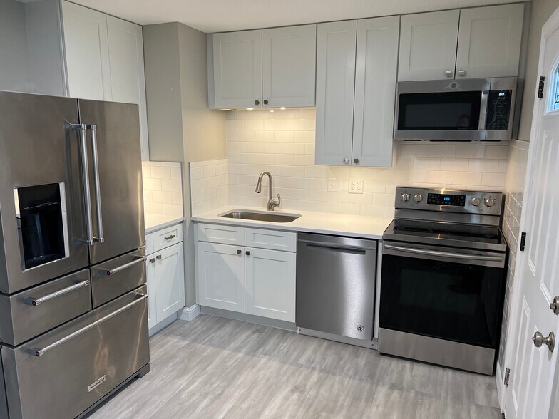 Kitchen - 4571 Moraine Ave