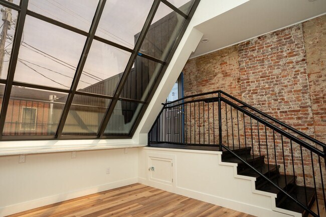 Building Photo - UPSCALE APARTMENT**Available August 2026 Call to inquire about April specials!