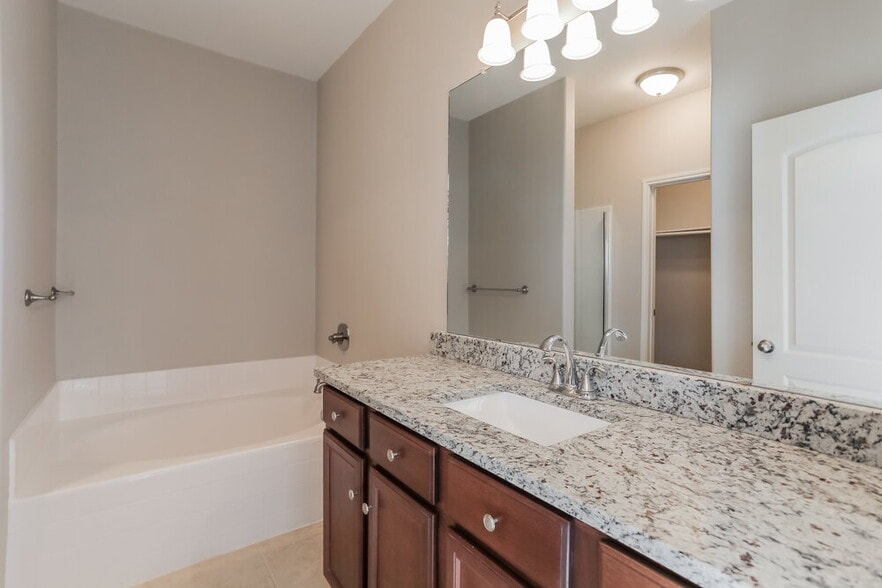 Building Photo - 2120 Foxglove Ct