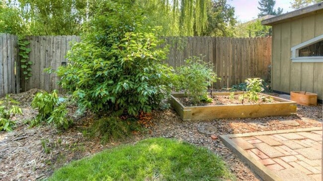 Building Photo - Serene 3 bed/2 bath home in beautiful garden setting | Available June