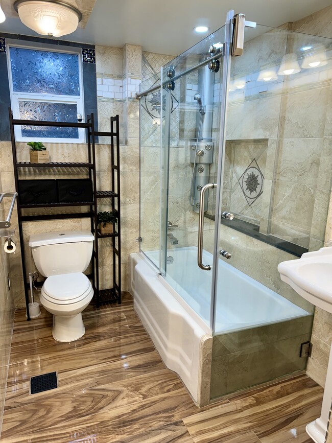 Full Bathroom with shower and tub - 30 W Etruria St