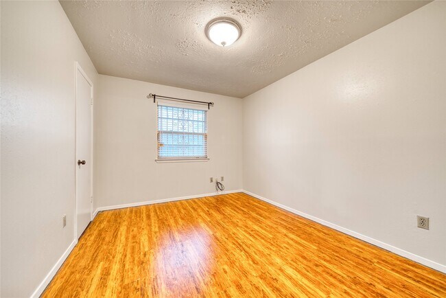 Building Photo - 7811 Westbank Ave