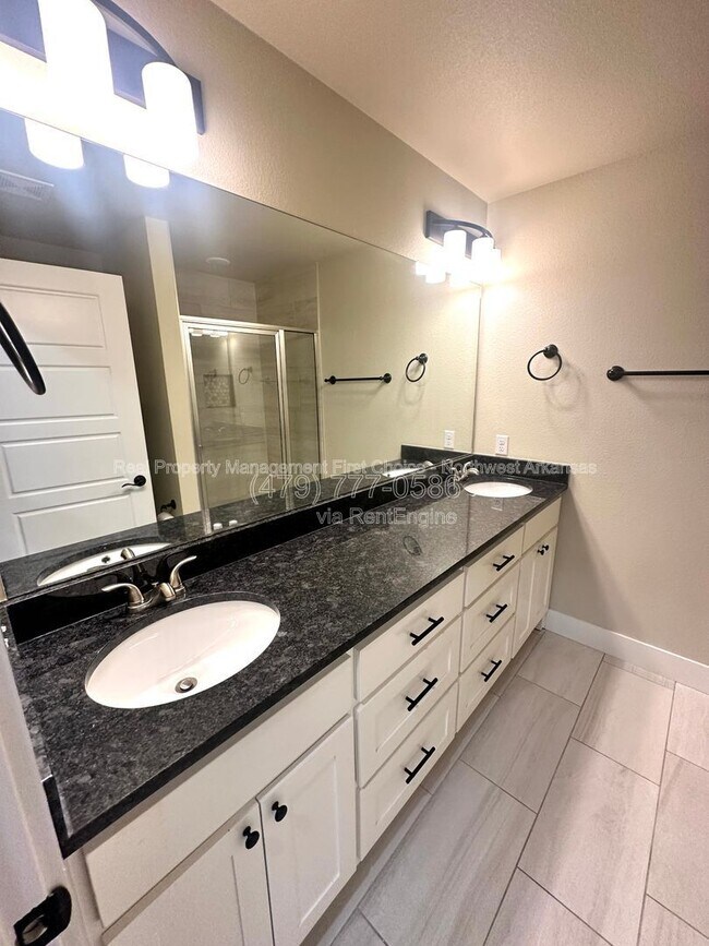 Building Photo - 3600 SW Brittany Rd