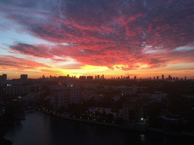 Building Photo - 2555 Collins Ave