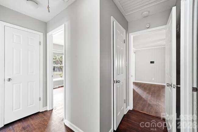 Building Photo - 4815 Carriage Dr Cir