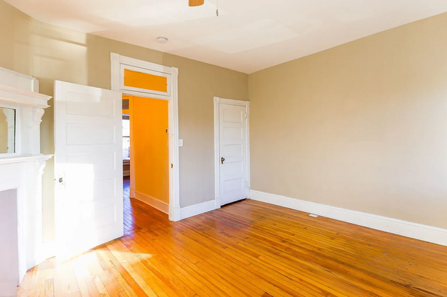 Building Photo - Fully Renovated 3 BR/1.5 BA Apartment in C...