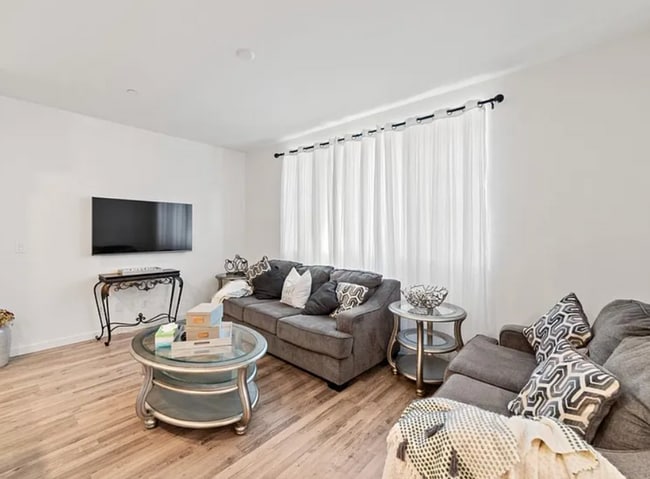 Building Photo - STUNNING 3/2.5 (Natomas)! Gym, Pool, Solar...