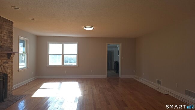 Building Photo - 387 Mixville Rd