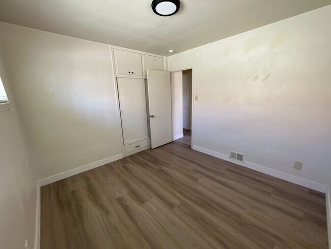 Building Photo - 701 Claremont Cir