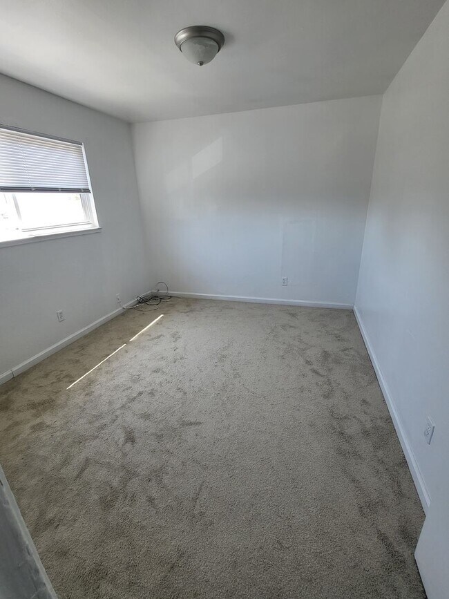 Building Photo - 418 C St