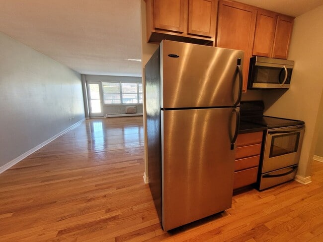 Building Photo - Prime Location 1BR with Luxe Finishes & Amenities - Available August 1st!