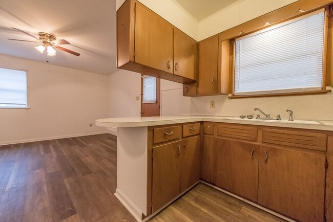 Building Photo - 2 Bedroom 1 Bathroom Home With Carport.