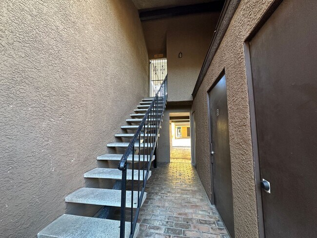 Building Photo - 2 Bedroom Upstairs Condo with Bonus Room Near UNLV!