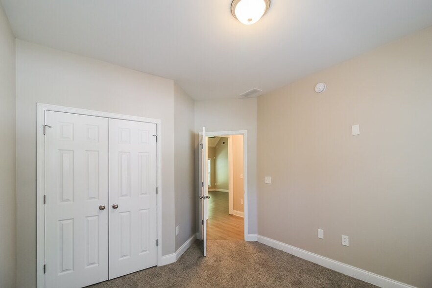 Building Photo - 215 Village Park Dr