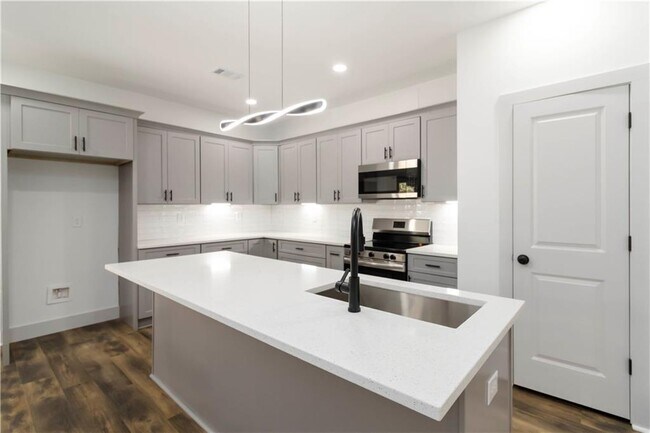 Building Photo - 2884 Thompson Cir