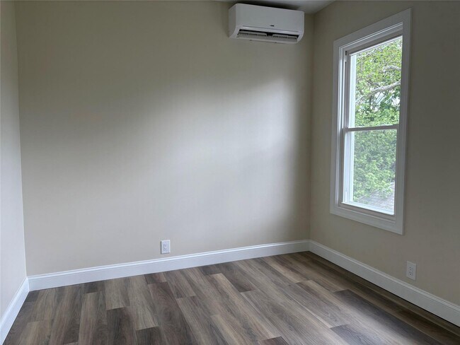 Building Photo - 74 Rossmore Ave