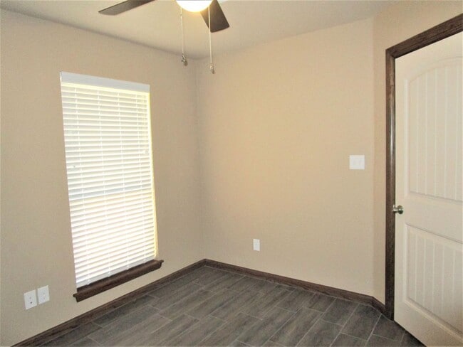 Building Photo - Like New!  3 bedroom 2 bath 2 car garage!
