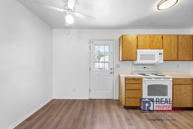 Building Photo - 1215 Cottage Ave