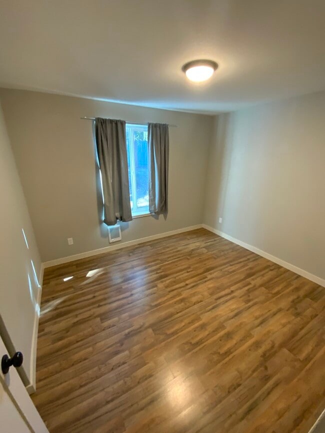 Building Photo - Immaculate N Tacoma 3bdr 2bath with full size W/D