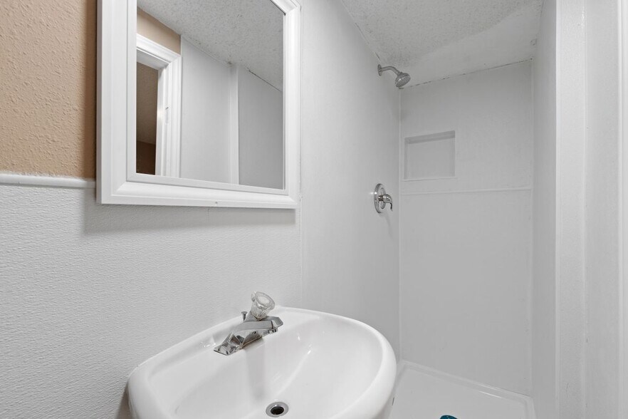 Building Photo - 9407 N Creek Dr