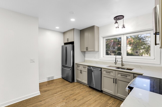 Building Photo - 351 Jefferson Ave