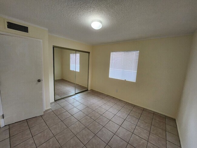 Building Photo - 2725 E Tierra Buena Ln