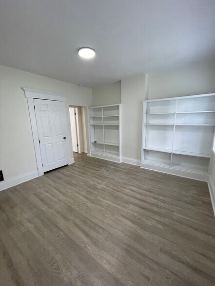 Building Photo - 297 Reinhard Ave
