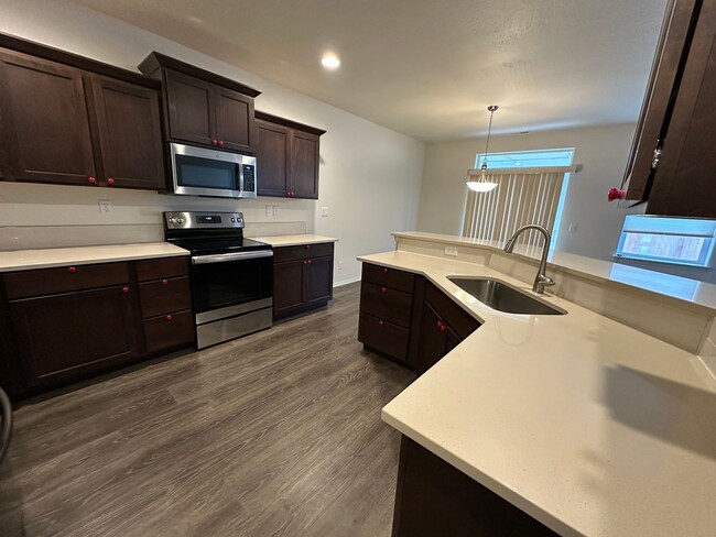 Building Photo - Newer Super Clean 3 Bedroom 2 Bath Home In NE Albany