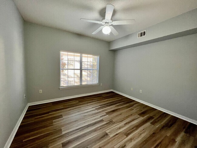 Building Photo - Charming Unit Close to the Pool!