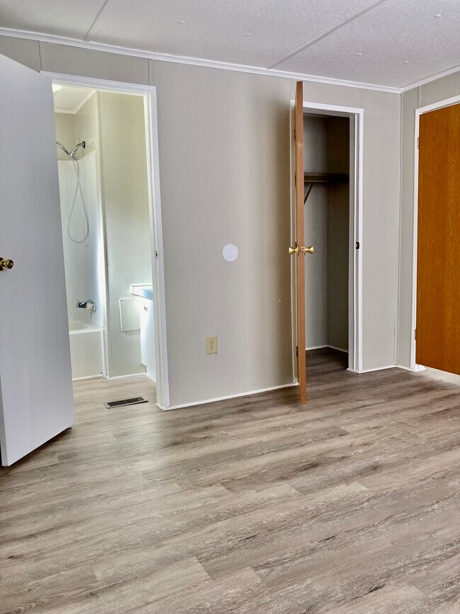 Building Photo - 870 Tower Rd SE