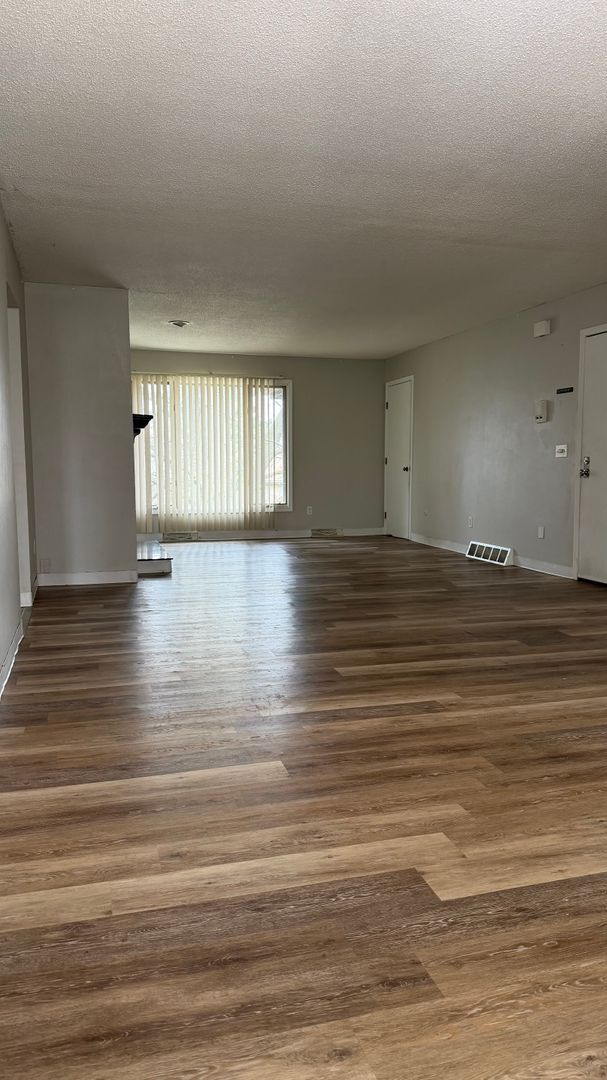 Building Photo - New on the Market-2 bedroom apartment-Maumee schools