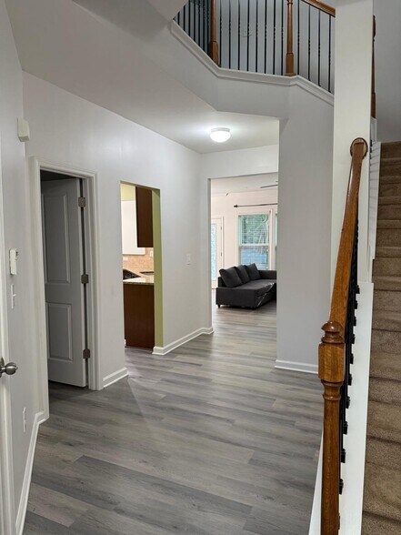 Building Photo - 2124 Greencrest Cir